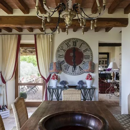 Sleeps 8 Pool Air Con Wifi